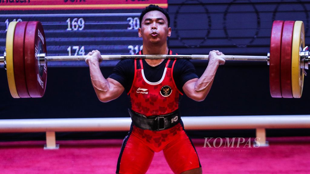 Lifter Indonesia, Eko Yuli Irawan, ketika beraksi dalam nomor 61 kilogram putra cabang angkat besi pada SEA Games Vietnam 2021 di Hanoi Training Center, Hanoi, Vietnam, Jumat (20/5/2022). 