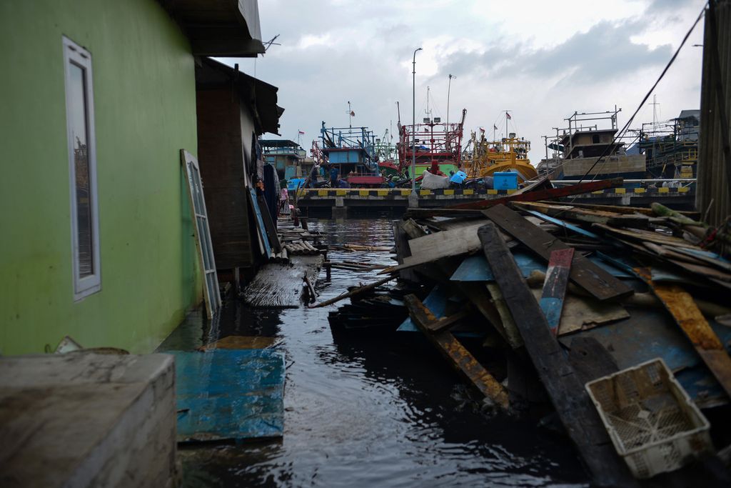 Air sisa banjir rob masih menggenangi beberapa permukiman warga di Blok Empang, Penjaringan, Jakarta Utara, Senin (26/12/2022). 