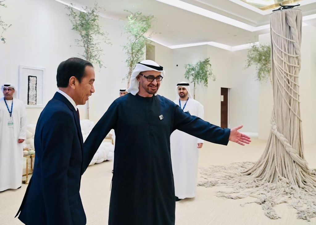 Presiden Joko Widodo melakukan pertemuan bilateral dengan Presiden Uni Emirat Arab Sheikh Mohamed bin Zayed al-Nahyan (MBZ) di sela KTT Aksi Iklim Dunia (COP28) di Dubai, Uni Emirat Arab, Jumat (1/12/2023).