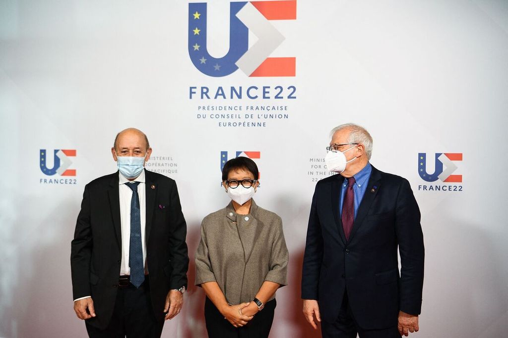 Menteri Luar Negeri Perancis Jean-Yves Le Drian (kiri)  dan Kepala Kebijakan Luar Negeri dan Keamanan Uni Eropa Josep Borrell (kanan) menyambut Menlu Retno Marsudi saat Forum Kerja Sama Para Menteri Indo-Pasifik di Paris, Perancis, 22 Februari 2022. 