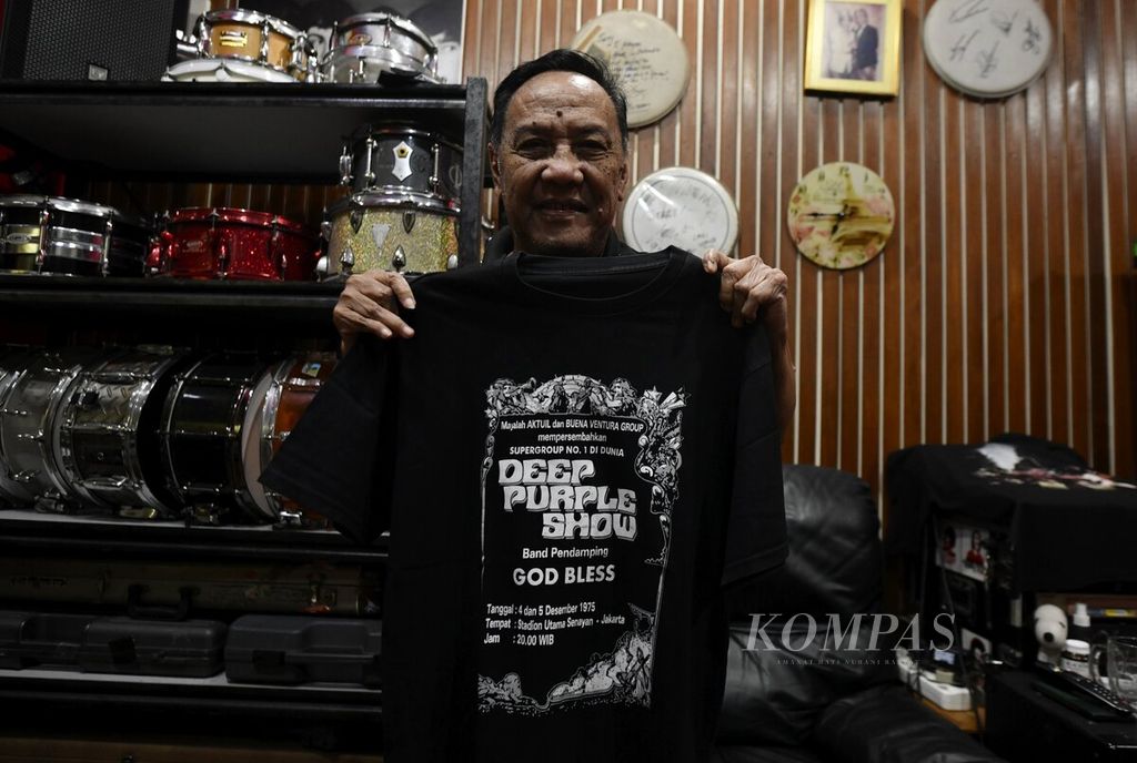 Musisi Jelly Tobing menunjukan kaus ketika Deep Purple menggelar konser di Jakarta pada Desember 1975 saat wawancara dengan <i>Kompas </i>di rumahnya, Selasa (31/1/2023). 