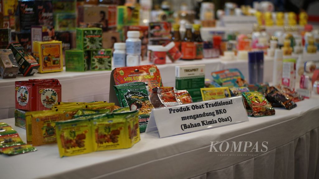 Sejumlah produk obat tradisional dan suplemen kesehatan yang mengandung bahan kimia obat serta produk kosmetik dengan kandungan bahan berbahaya dipamerkan dalam konferensi pers di Kantor Badan Pengawas Obat dan Makanan, Jakarta, Jumat (8/12/2023).