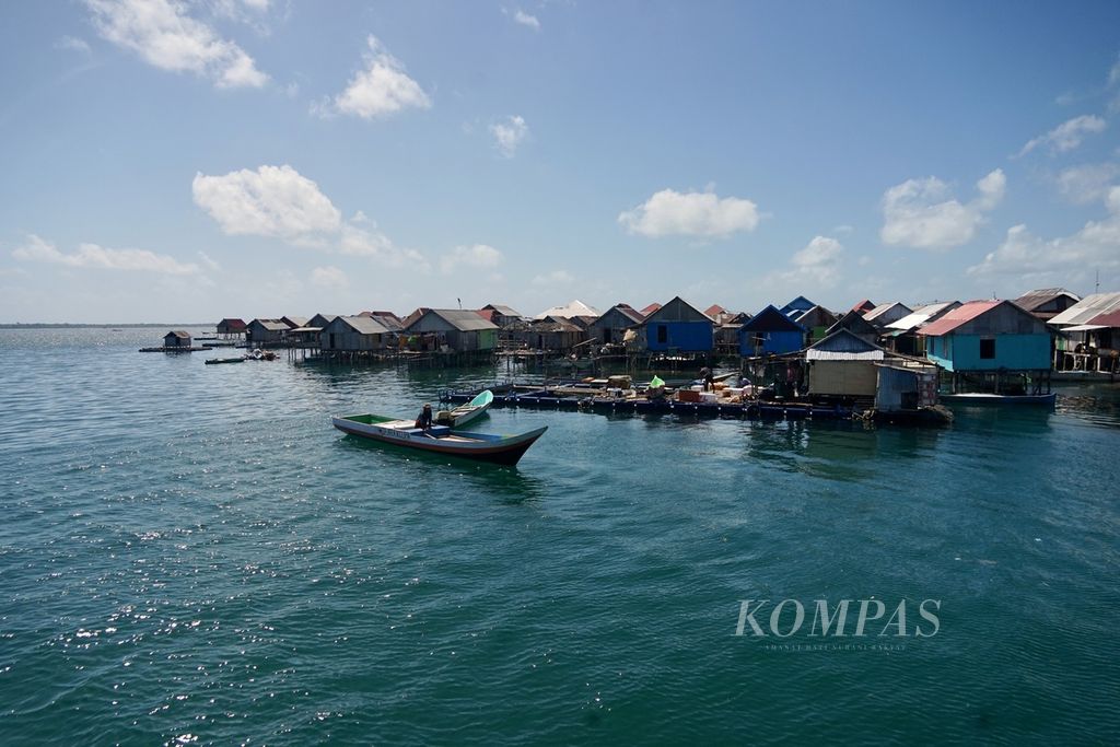 Seorang nelayan mengemudikan perahu bermesin kembali ke kediaman di Bajo Sampela, Kaledupa, Wakatobi, Sulawesi Tenggara, 29 Agustus 2023). Mencari ikan biasa dilakukan nelayan selama berhari-hari, hingga berhitung minggu.