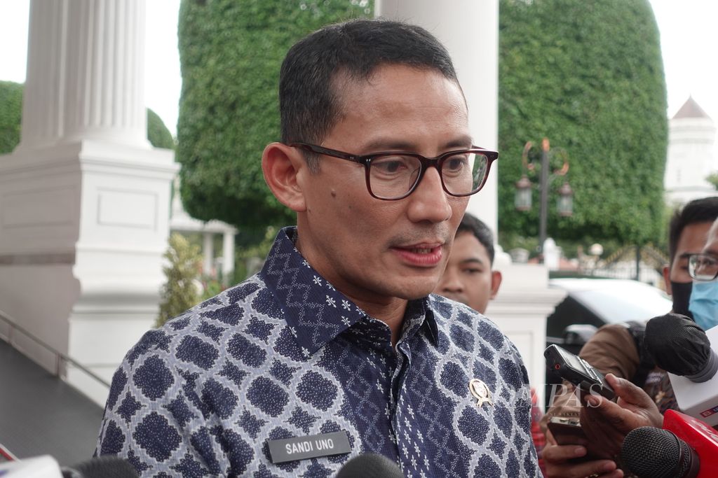 Menteri Pariwisata dan Ekonomi Kreatif Sandiaga Uno saat menjawab pertanyaan media di Kompleks Istana Kepresidenan, Jakarta, Rabu (15/3/2023).