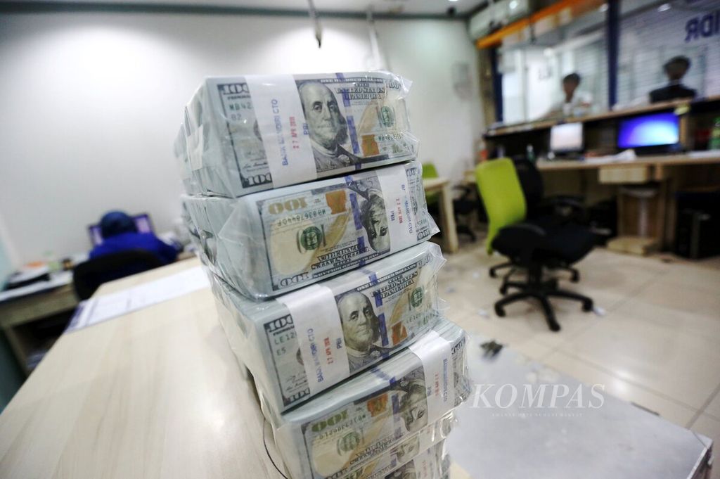 Stacks of US dollars at the PT Bank Mandiri (Persero) Tbk cash center in Jakarta, Friday (27/4/2018).
