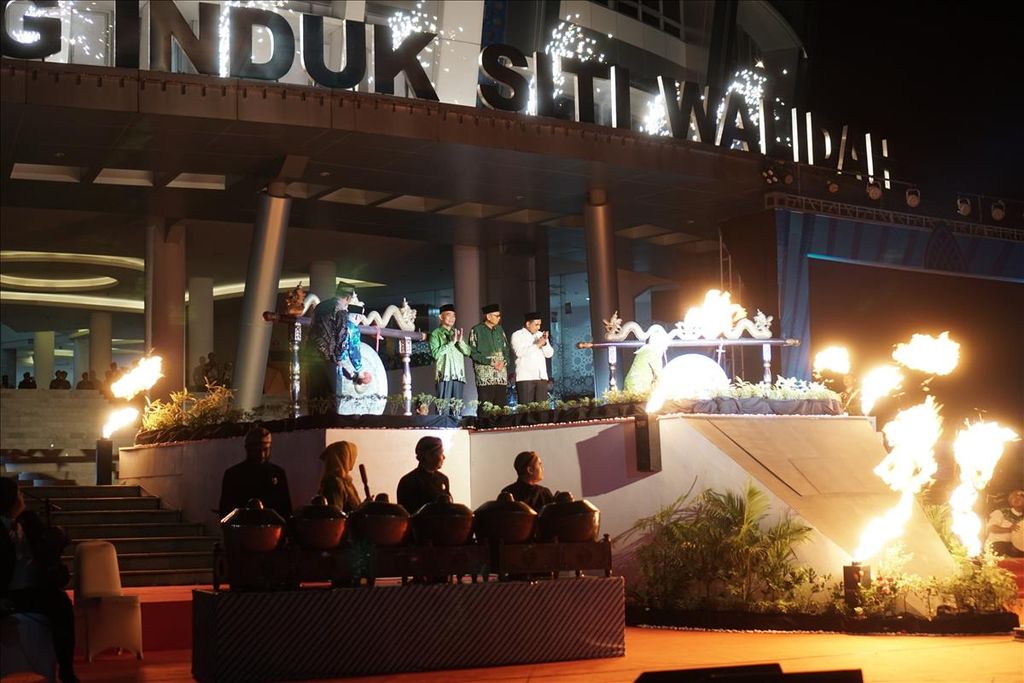 Ketua Umum PP Muhammadiyah Haedar Nashir (kiri) memukul gong pada acara <i>soft launching </i>Muktamar Ke-48 Muhammadiyah dan Aisyiyah Tahun 2020 di Universitas Muhammadiyah Surakarta (UMS), Kartasura, Sukoharjo, Jawa Tengah, Rabu (31/7/2019).