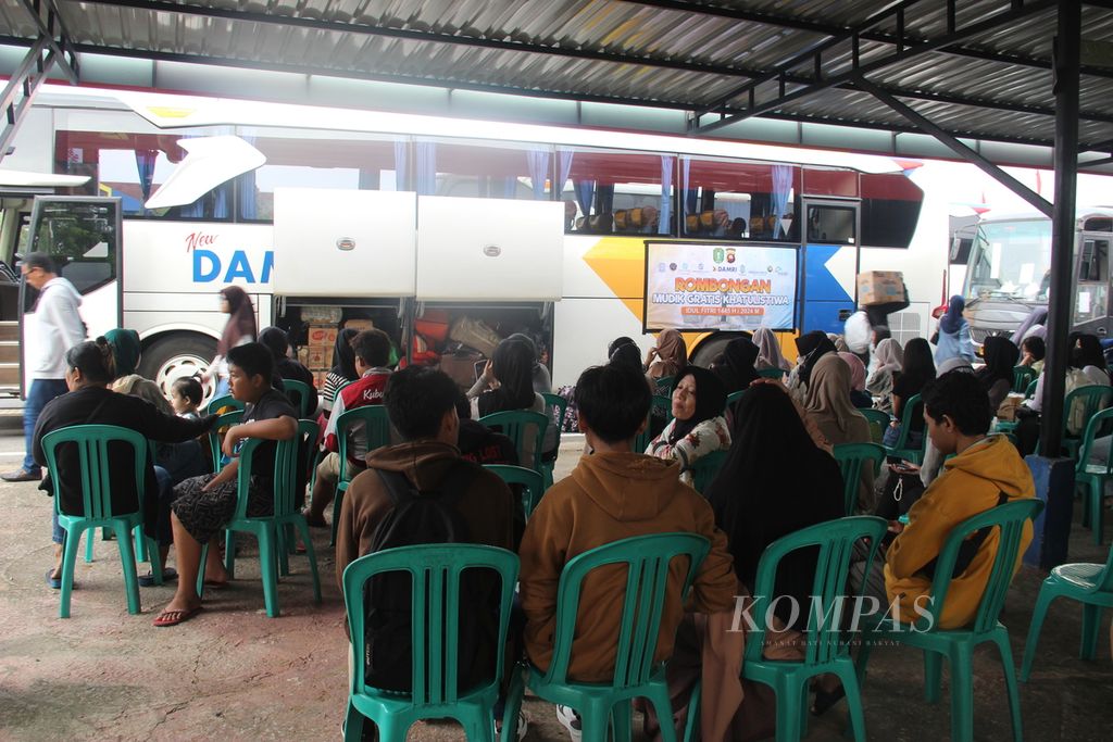 Warga Kalimantan Barat yang mengikuti mudik gratis menunggu waktu pemberangkatan, Jumat (5/4/2024).