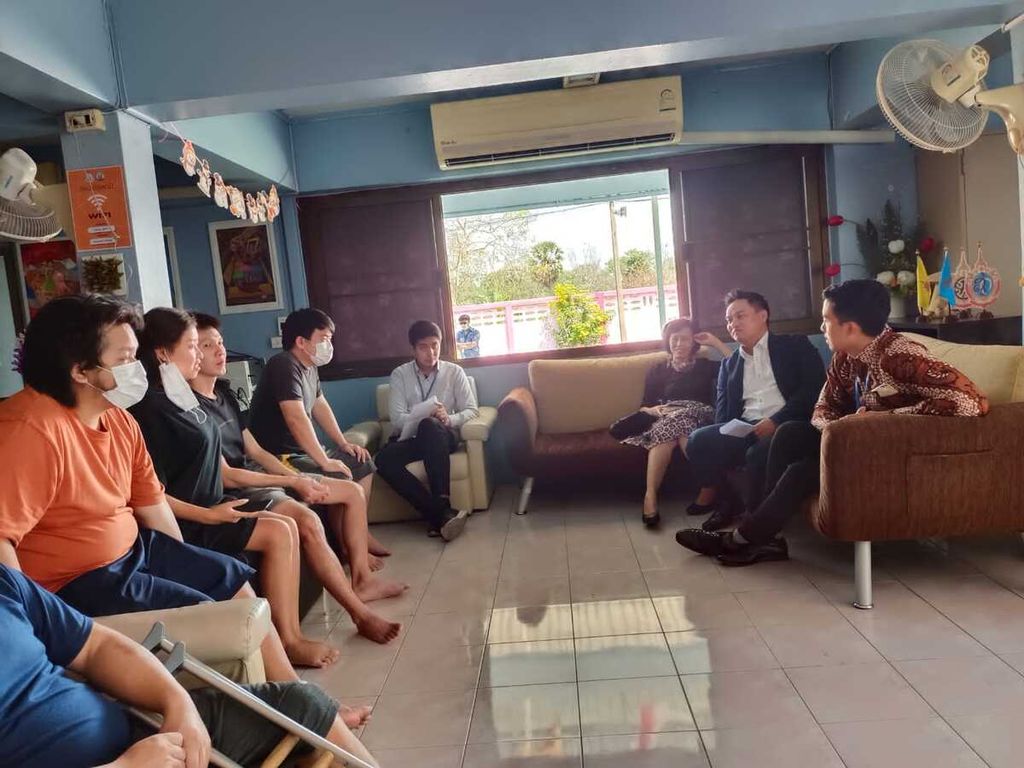 Atase Kejaksaan di Kedutaan Besar Republik Indonesia di Thailand mengunjungi tempat penampungan keenam WNI yang menjadi korban perdagangan orang di Thailand, Minggu (30/7/2023).