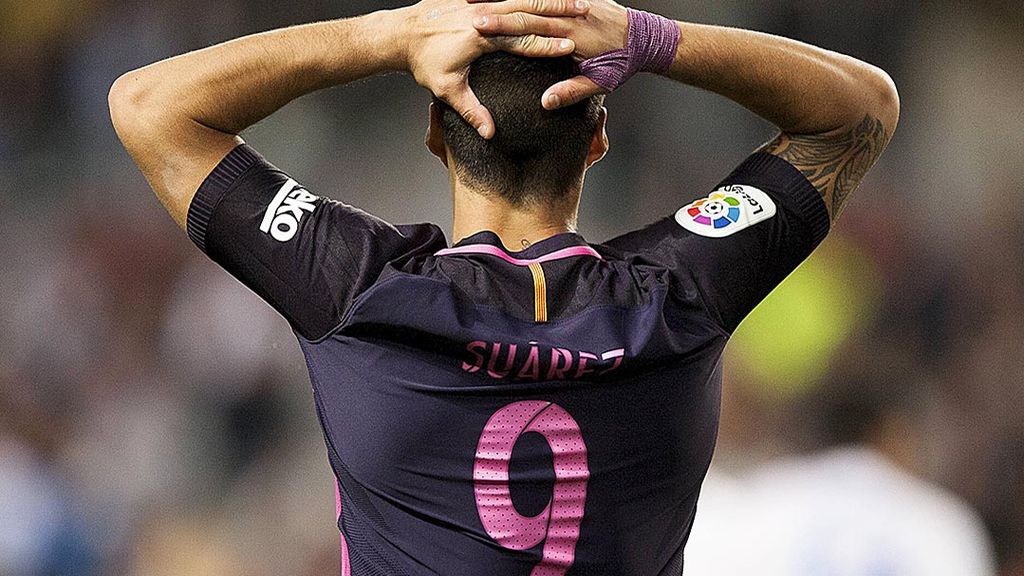 Striker Barcelona,  Luis Suarez, menangkupkan kedua telapak tangan di belakang kepala sebagai wujud penyesalan atas kekalahan 0-2 dari Malaga di La Liga, Minggu (9/4) dini hari WIB. Kekalahan di Stadion  La Rosaleda itu menghambat laju Barca mengejar Real Madrid di puncak klasemen.