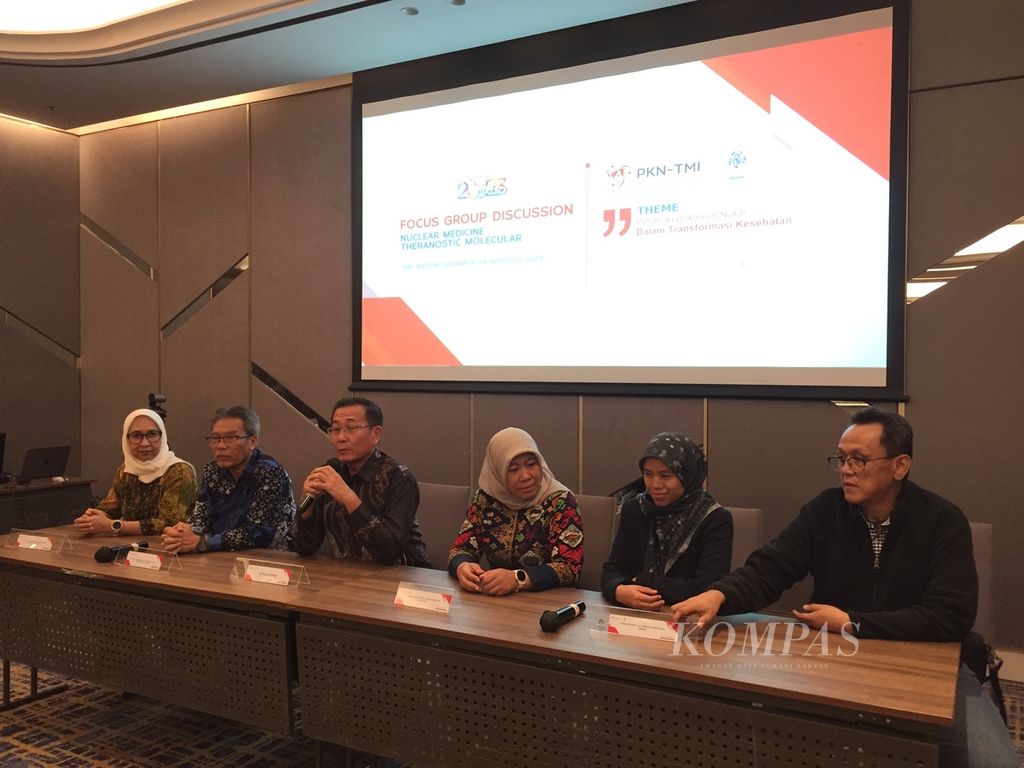 Suasana konferensi pers diskusi kelompok terpumpun Pertemuan Ilmiah Tahunan ke-25 oleh Perhimpunan Kedokteran Nuklir dan Teranostik Molekuler Indonesia di Surabaya, Kamis (24/8/2023).