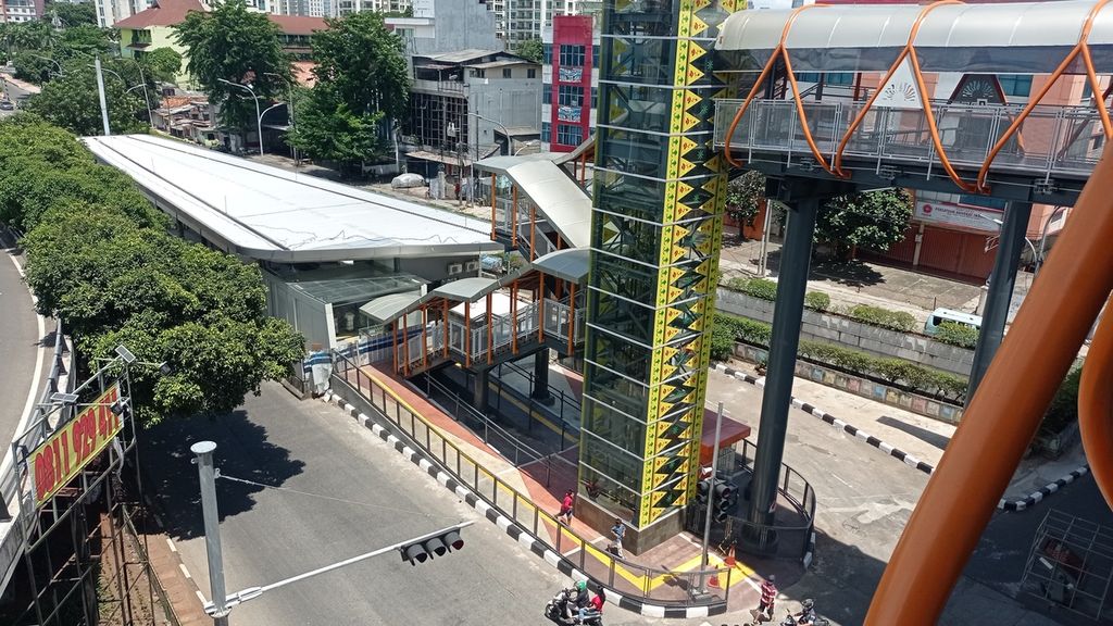 Halte Pasar Kebayoran Lama yang terhubung dengan Skywalk Kebayoran, Jakarta, Minggu (22/1/2023). Halte ini masih dalam proses revitalisasi.