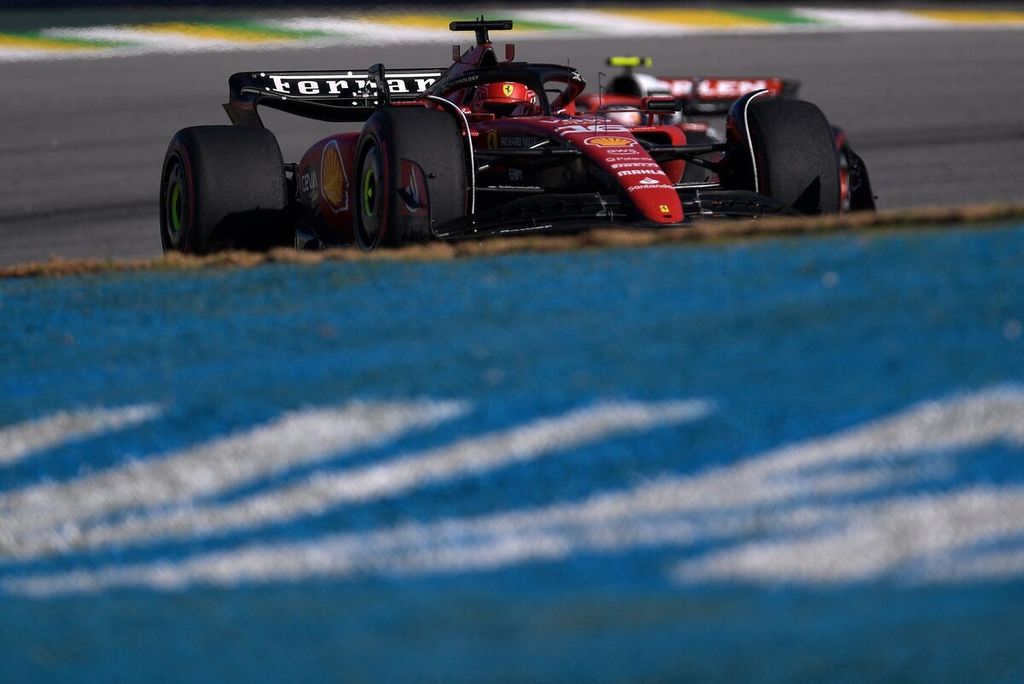 Pebalap Ferrari, Charles Leclerc, memacu mobilnya saat balap sprint Formula 1 seri Brasil di Interlagos, Minggu (5/11/2023) dini hari WIB.