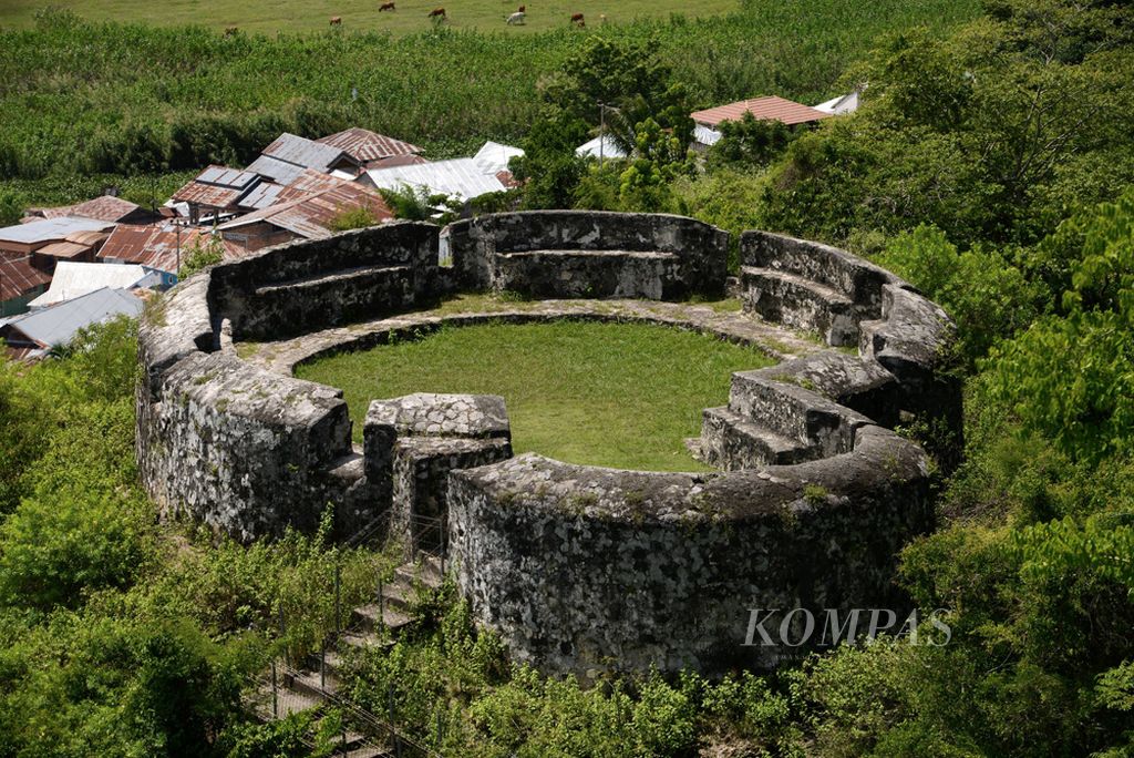 Benteng Otanaha yang berdiri di perbukitan di atas Danau Limboto.