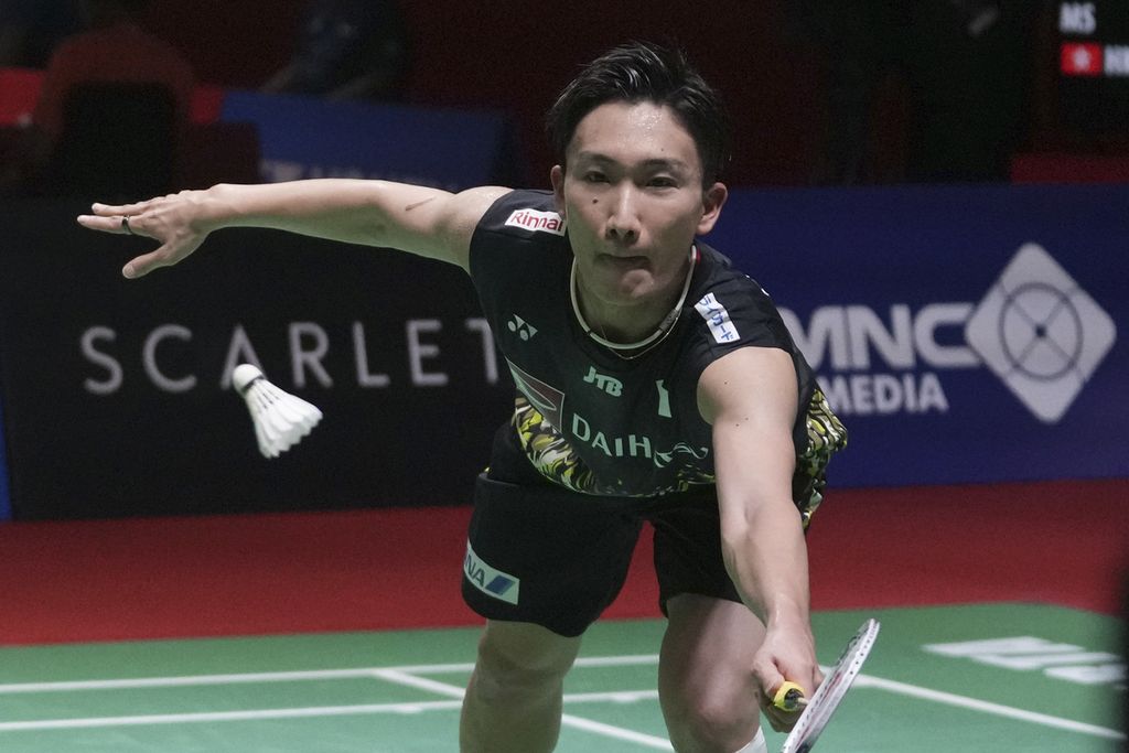 Kento Momota (Japan) tried to hit the shuttlecock when facing Ng Ka Long Angus (Hong Kong) during the round of 32 matches of the Indonesia Open Tournament Group by Kapal Api Indonesia at Istora Gelora Bung Karno, Jakarta, on Tuesday (13/6/2023). Momota lost with a score of 8-21, 15-21.
