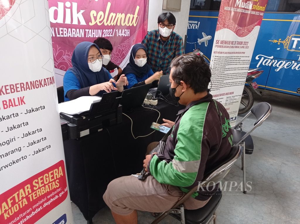 Proses validasi pendaftaran mudik gratis oleh Kementerian Perhubungan di posko validasi Dinas Perhubungan Kota Tangerang, Jalan Dr Sitanala, Kelurahan Karangsari, Kecamatan Neglasari, Rabu (13/4/2022).