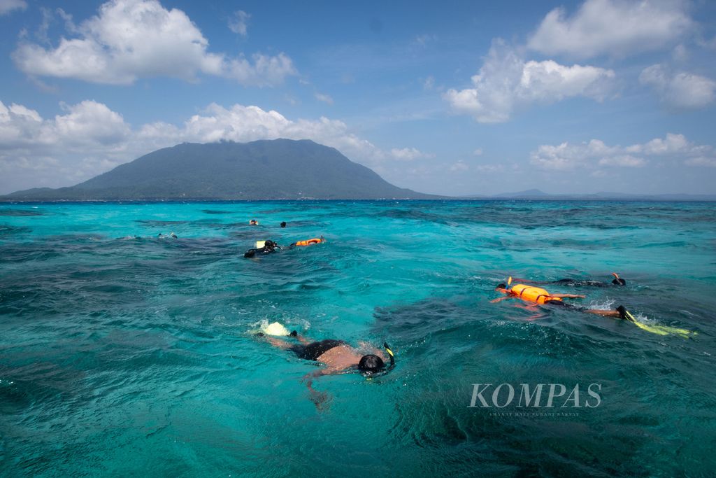 Wisatawan berenang di perairan dekat Pulau Senoa, Natuna, Kepulauan Riau, Selasa (29/8/2023).