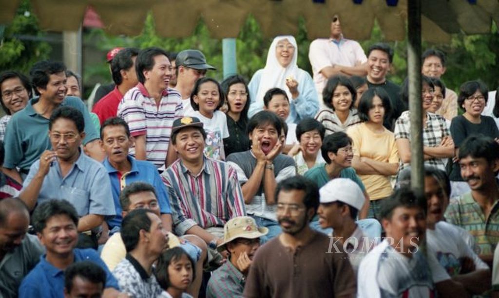 Antusiasme warga dalam mengikuti pemungutan suara di Jakarta, (7/6/1999). Sejak pukul 06.30, tak sedikit warga masyarakat yang sudah antre hingga puluhan meter di luar pagar tempat pemungutan suara (TPS), meski secara resmi acara baru dimulai pukul 08.00 pagi. Membludaknya warga yang ingin mencoblos, membuat seorang pemilih harus menunggu rata-rata sekitar satu sampai 1,5 jam.
