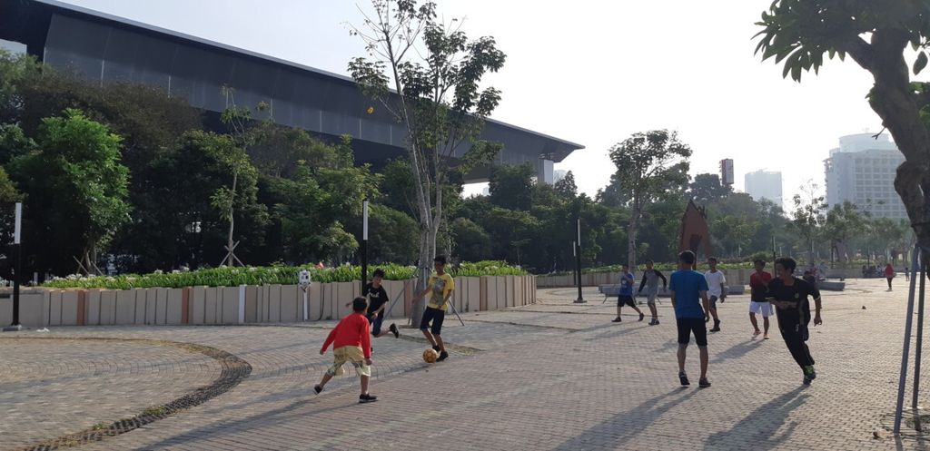 Sejumlah anak sedang bermain sepak bola di area sekitar Stadion Utama Gelora Bung Karno, pertengahan September 2018. Beraktivitas fisik merupakan kebiasaan baik yang bermanfaat bagi kesehatan dan kebugaran tubuh.