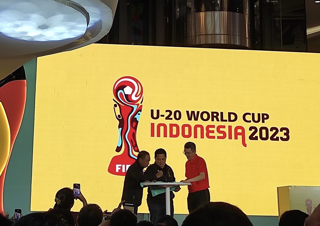Ketua Umum PSSI Erick Thohir (tengah), yang didampingi Menteri Pemuda dan Olahraga Zainudin Amali (kiri) serta CEO Juaraga Mochtar Sarman (kanan), menandatangani kaus sebagai bagian dari seremoni peluncuran <i>merchandise</i> resmi Piala Dunia U-20 2023, Rabu (8/3/2023), di Jakarta.