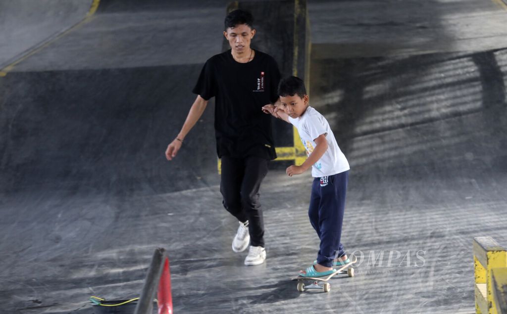 Seorang anak berlatih menggunakan <i>skateboard</i> remaja di Skatepark, Pasar Rebo, Jakarta Timur, Sabtu (3/4/2021). Waktu akhir pekan dimanfaatkan komunitas olahraga <i>skateboard </i>dan BMX untuk berlatih di sarana yang berada di kolong jalan layang Cijantung tersebut. 