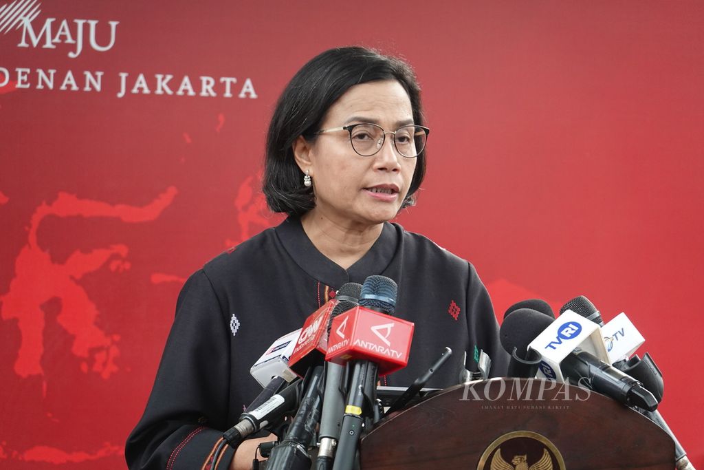 Menteri Keuangan Sri Mulyani Indrawati memberikan keterangan pers di kompleks Istana Kepresidenan Jakarta, Jumat (5/4/2024).