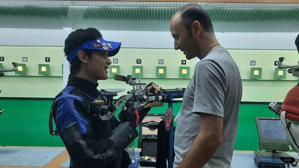 Atlet menembak nasional sedang berdiskusi dengan pelatih Ebrahim Inanlou atau Ali Reza di Lapangan Tembak, Senayan, Jakarta, Rabu (23/11/2022). Tim senapan diandalkan untuk meraih medali pada Asian Games 2023.