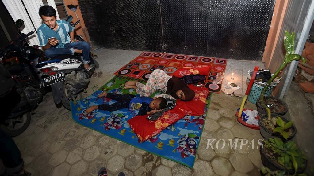 Warga tidur di emperan toko di Kecamatan Pasangkayu, Kabupaten Pasangkayu, Sulawesi Barat, akhir September 2018.  