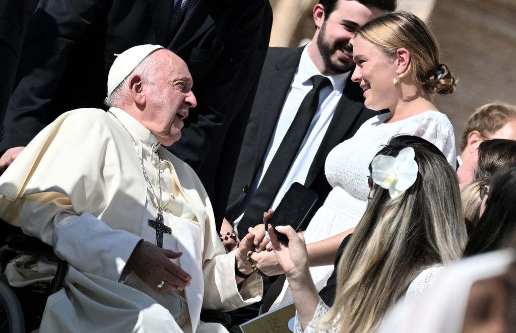 Paus Fransiskus menyapa pasangan yang baru menikah di Lapangan Santo Petrus di Kota Vatikan, Rabu (11/102023).