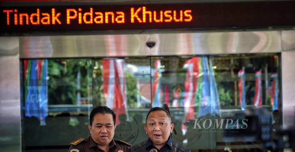 Head of the Legal Information Center of the Attorney General's Office, Ketut Sumedana (right), gave a press statement in Jakarta, Wednesday (9/8/2023). On Thursday (7/12), the Attorney General's Office announced that it had raided 10 locations and seized several assets related to a case of alleged corruption and misconduct in the trading of tin commodities.