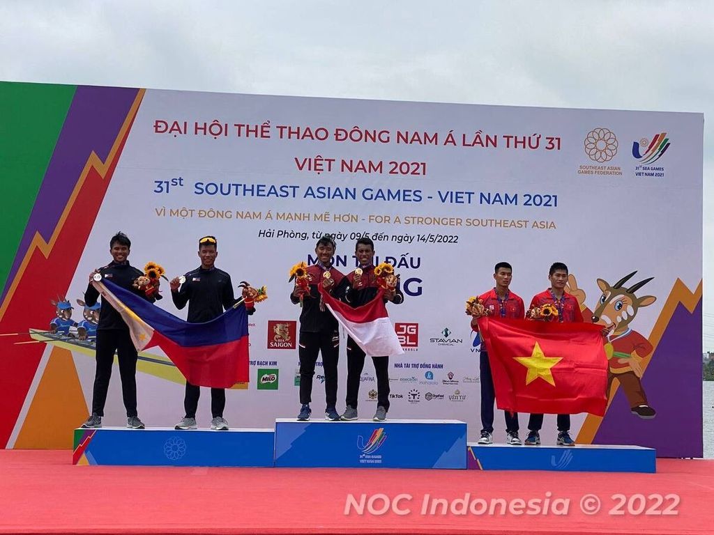 Atlet rowing Indonesia, Kakan Kusmana dan Ardi Isadi, mempersembahkan <i>emas pertama SEA Games 2021 bagi Indonesia di nomor lightweight men’s double sculls</i>, Rabu (11/5/2022) siang, di Thuy Nguyen Hai Pong Aquatics Center, Hai Phong, Vietnam. Kakan dan Ardi mengalahkan dua pesaing mereka dari Filipina dan Vietnam