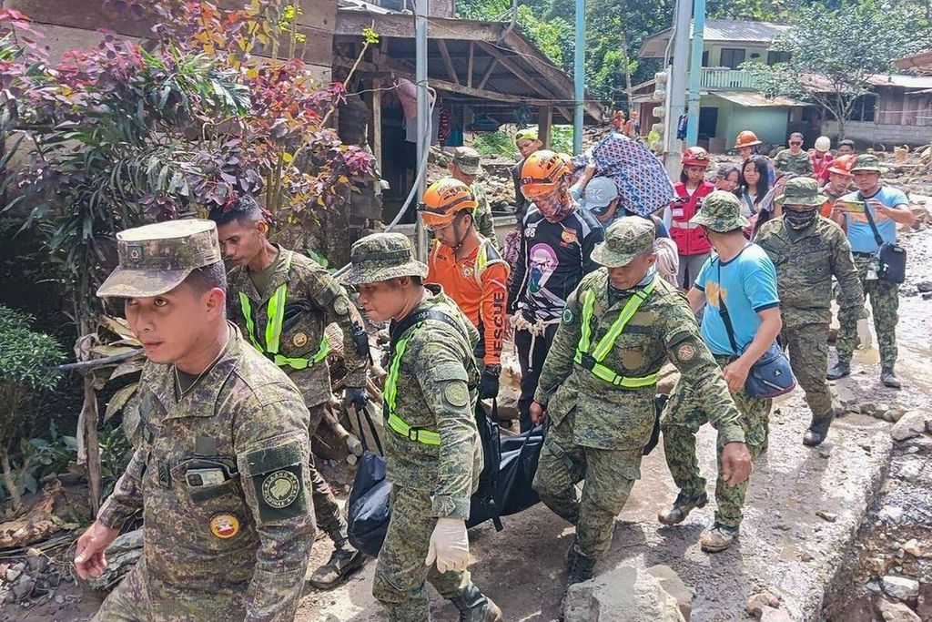 Tim penyelamat mengevakuasi korban tanah longsor di Davao, Filipina, pada Rabu (7/2/2024). 