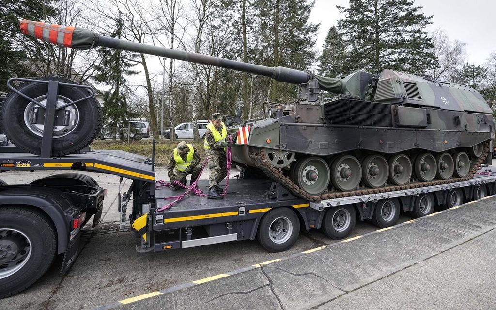 Meriam swagerak Jerman dipersiapkan untuk dikirim dari Pangkalan Munster, Jerman, menuju Lituania pada Februari 2022. Jerman terus ditekan sekutunya di Pakta Pertahanan Atlantik Utara (NATO) agar memberikan tank untuk Ukraina. 