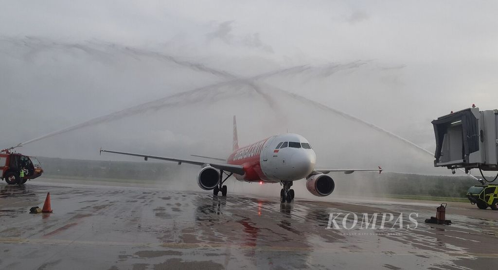 Seremoni penyemburan air (<i>water salute</i>) menyambut ketibaan pesawat Indonesia AirAsia penerbangan langsung perdana dari Bali ke Kupang di Bandara El Tari, Kupang, Nusa Tenggara Timur, Sabtu (16/12/2023). Maskapai penerbangan Indonesia AirAsia resmi melayani penerbangan langsung rute Denpasar-Kupang dan sebaliknya, Kupang-Denpasar, sebanyak tiga kali dalam seminggu mulai Sabtu (16/12/2023).