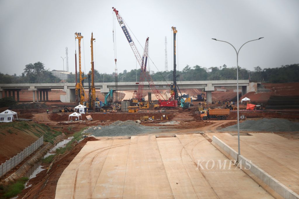 Pengerjaan pembangunan Simpang Susun Legok di Pagedangan, Kabupaten Tangerang, Banten, Rabu (8/11/2023). 