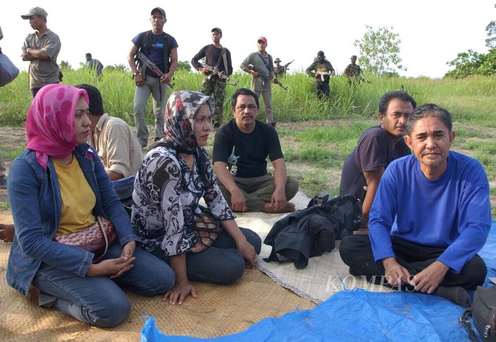 Tawanan Gerakan Aceh Merdeka (GAM) hari Minggu (6/7) dipertemukan dengan sejumlah wartawan di Aceh Timur. Mereka adalah (dari kanan ke kiri) wartawan RCTI Ersa Siregar, Ferry Santoro, Camat Peureulak Timur Furkan, Safrida, Soraya, dan sopir, Rahmatsyah, (di belakang Soraya). Saat ini mereka yang ditawan GAM tersebut dalam keadaan sehat dan akan menjalani sejumlah pemeriksaan yang dipimpin oleh Ishak Daud.