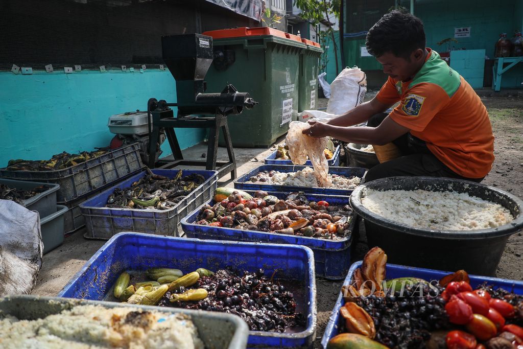 Petugas memilah sampah organik yang akan menjadi pakan <i>maggot </i>di Rumah Budidaya Maggot, Sukapura, Cilincing, Jakarta Utara, Selasa (17/10/2023).