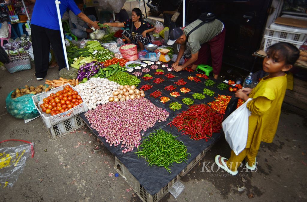 Pedagang sayuran di Pasar 16 Ilir Palembang, Sumatera Selatan, Selasa (20/2/2024). 