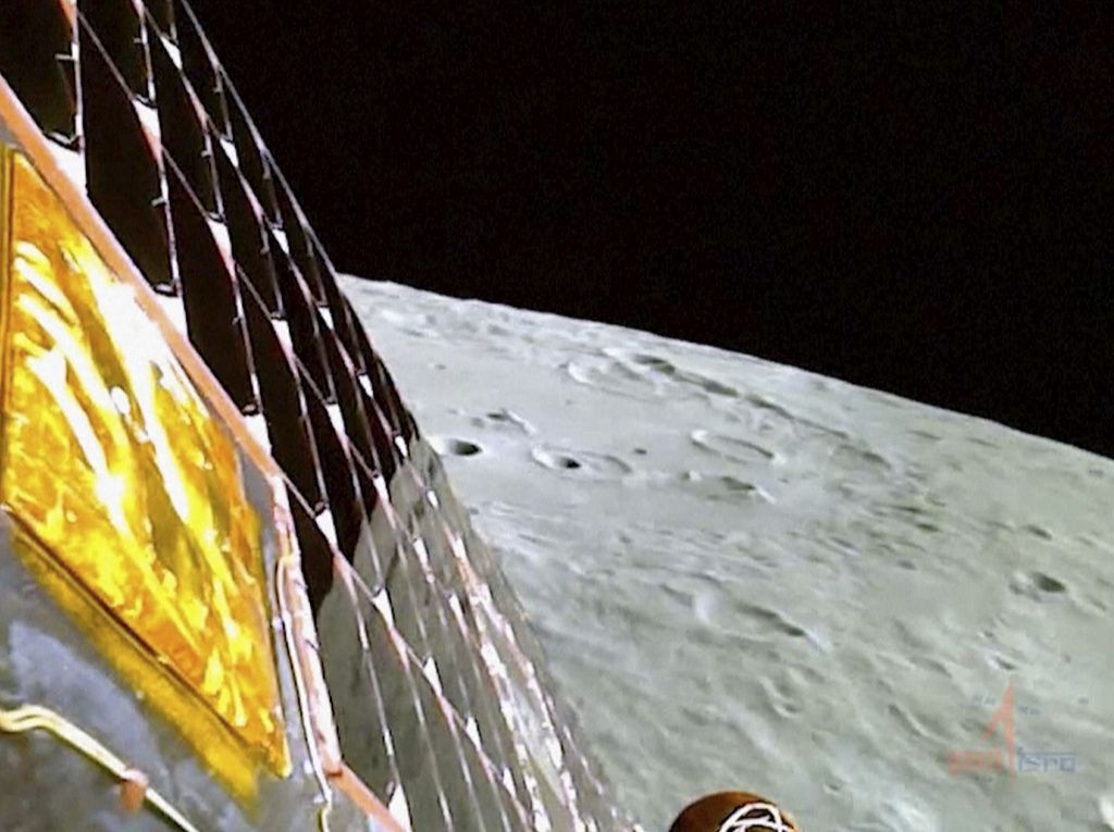 Foto yang dipublikasikan Lembaga Riset Luar Angkasa India (ISRO) memperlihatkan permukaan Bulan saat Chadrayaan-3 bersiap untuk mendaratkan wahana Vikram, Rabu (23/8/2023). India menjadi negara pertama yang mendaratkan wahana di kutub selatan Bulan. 