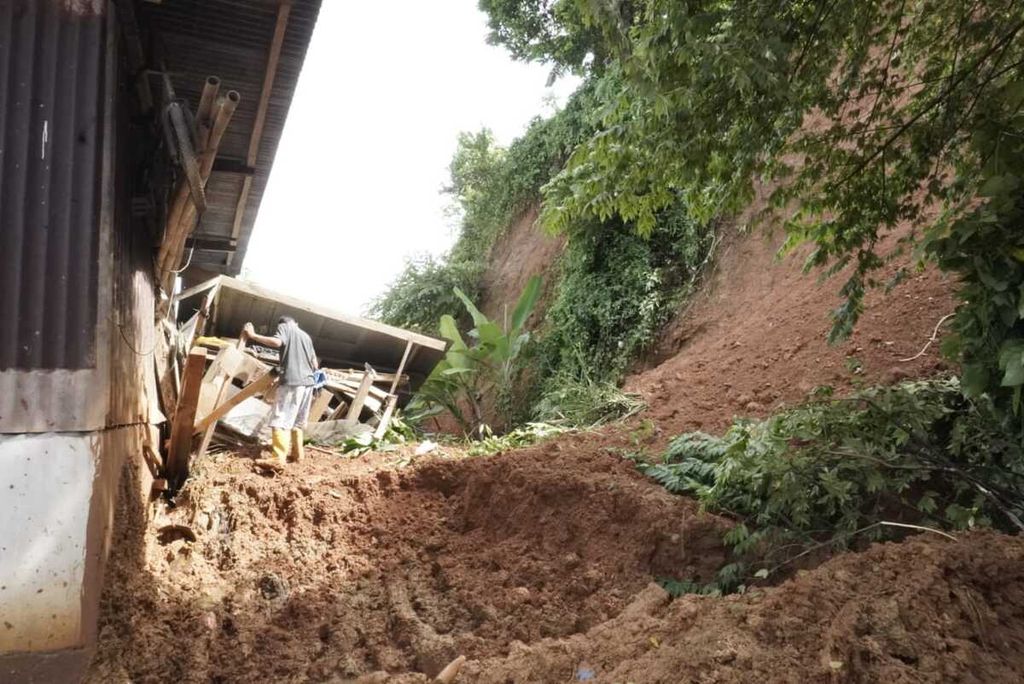 Warga merapikan rumahnya yang terdampak longsor di Kecamatan Watulondo, Kolaka, Sulawesi Tenggara, Selasa (4/7/2023). Ribuan warga terdampak bencana banjir dan longsor yang menerjang wilayah ini.