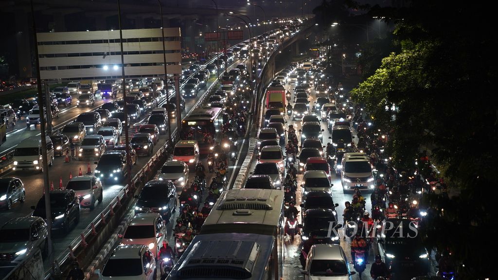 Kepadatan lalu lintas di Jalan Gatot Subroto, Jakarta Selatan, Jumat (19/5/2023). 