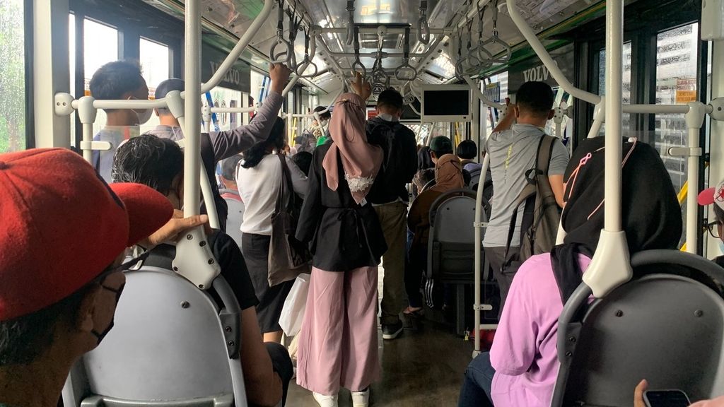 Suasana di dalam bus Transjakarta Koridor VI rute Tosari-Pulo Gadung saat berangkat dari Halte Tosari, Menteng, Jakarta Pusat, Senin (7/11/2022).