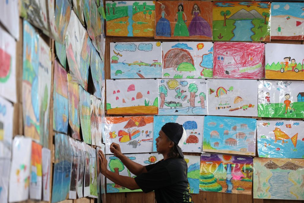 Sebanyak 1.080 lukisan karya anak-anak ditampilkan dalam pameran lukisan Sewu Lukisan Anak di Sae Gallery, Desa Selopamioro, Imogiri, Bantul, DI Yogyakarta, Selasa (31/10/2023). Kegiatan itu sebagai salah satu bentuk edukasi pelestarian lingkungan untuk anak.