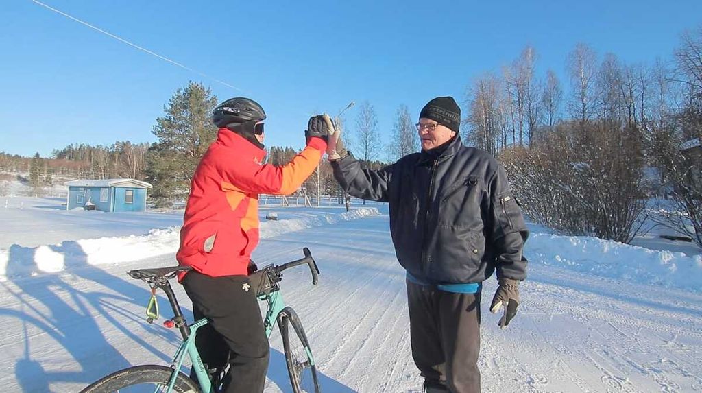 Royke Lumowa berjumpa dengan warga Tolita, Norwegia, Ronny Peterson (66). Dia memberikan apresiasi yang tinggi kepada Royke. Dia kagum, ada orang dari daerah tropis bersepeda di tengah salju tebal.