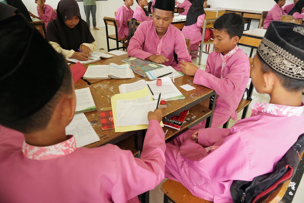 Suasana pembelajaran Bahasa Indonesia di SMPN 17 Kabupaten Tanjung Jabung Timur, Jambi, Jumat (21/10/22). 