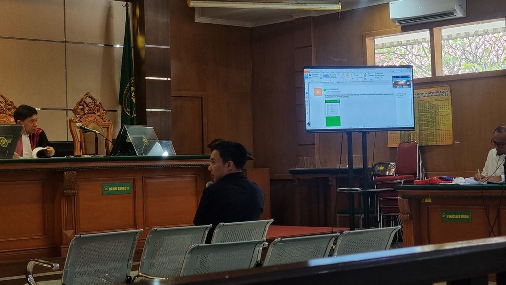 Redhy Novarisza (tengah), terdakwa kasus suap perkara kasasi pidana Koperasi Simpan Pinjam (KSP) Intidana, memberikan kesaksian  untuk terdakwa hakim agung nonaktif Gazalba Saleh, di Pengadilan Tindak Pidana Korupsi Bandung pada Pengadilan Negeri Bandung, Jawa Barat, Senin (12/6/2023). 