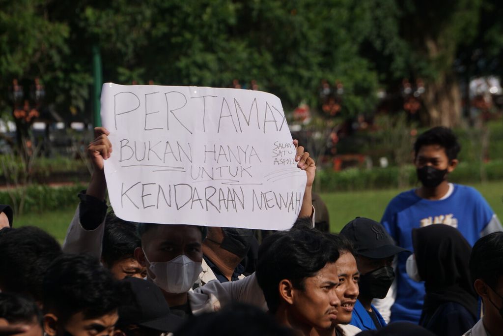 Ratusan mahasiswa demonstrasi memprotes kenaikan harga BBM dan bahan poko serta menuntut tidak adanya perpanjangan masa jabatan presiden hingga tiga periode di Alun-alun Purwokerto, Banyumas, Jawa Tengah, Jumat (8/4/2022).