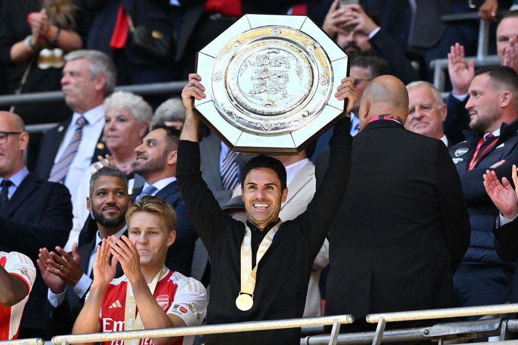 Manajer Arsenal Mikel Arteta mengangkat trofi  Community Shield setelah mengalahkan Manchester City lewat adu penalti di Stadion Wembley, London, Inggris, 6 Agustus 2023.