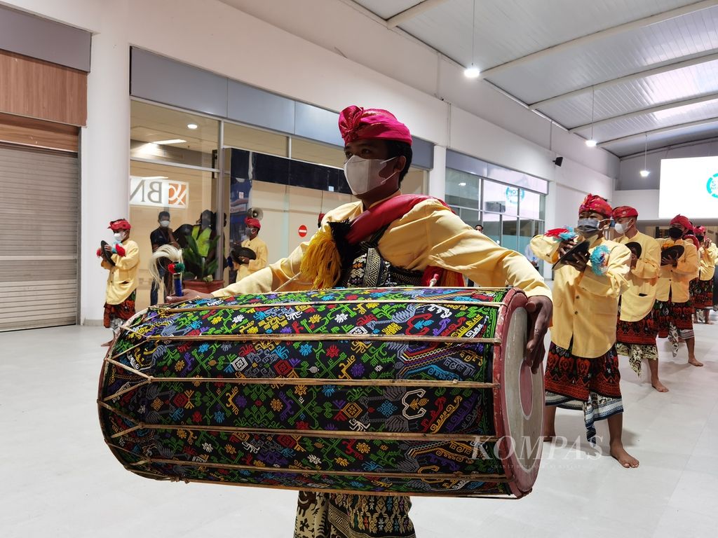 Alat musik tradisional gendang beleq menyambut kedatangan pebalap di Bandara Internasional Lombok, Rabu (16/3/2022). 