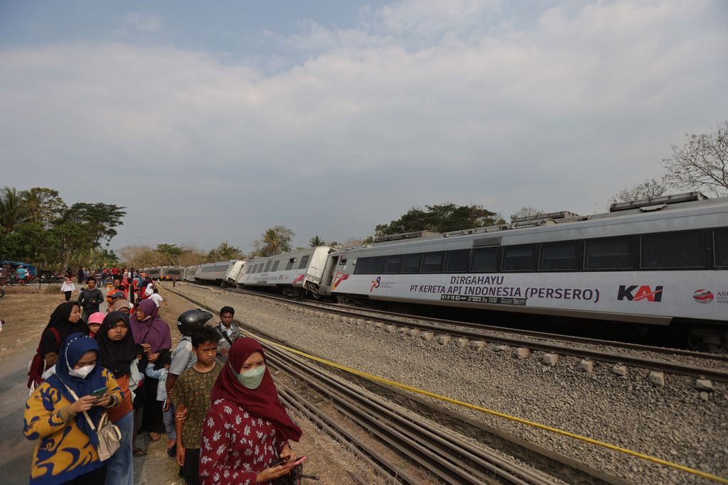 Sejumlah gerbong KA Argo Semeru miring setelah rangkaian kereta itu anjlok di Dusun Kalimenur, Desa Sukoreno, Sentolo, Kulon Progo, Selasa (10/17/2023).  KA Argo Wilis has made stops in Jakarta and near KA Argo Semeru and Angelok. Please be sure to note the following: