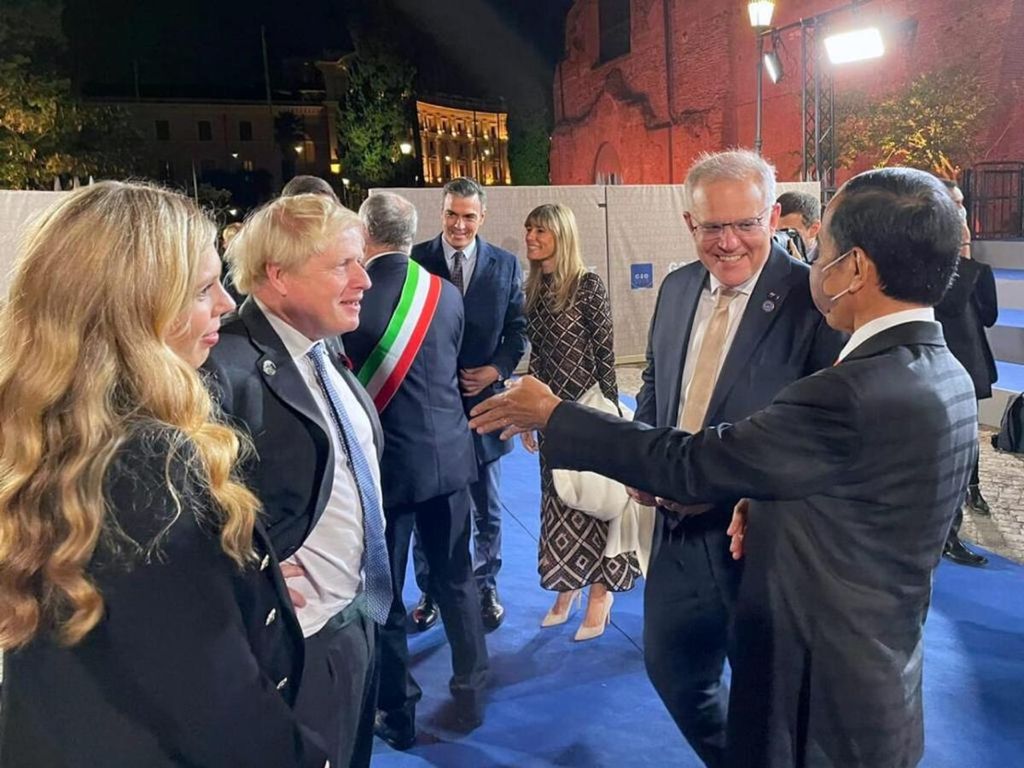 Presiden Joko Widodo bersama pemimpin negara G-20 menghadiri pertunjukan kebudayaan sebelum pelaksanaan jamuan makan malam resmi oleh Presiden Italia, di Roma, Jumat (30/10/2021) waktu setempat.